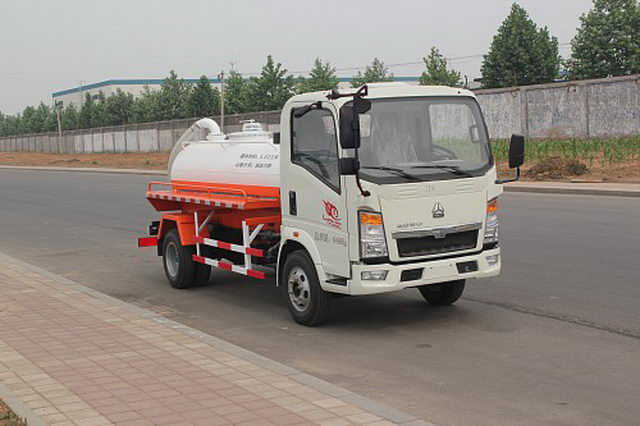 Rouleur 8000L de camion d'aspiration d'eaux d'égout de disposition de HOWO 6 pour la construction