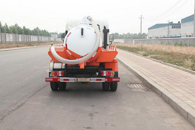 Rouleur 8000L de camion d'aspiration d'eaux d'égout de disposition de HOWO 6 pour la construction