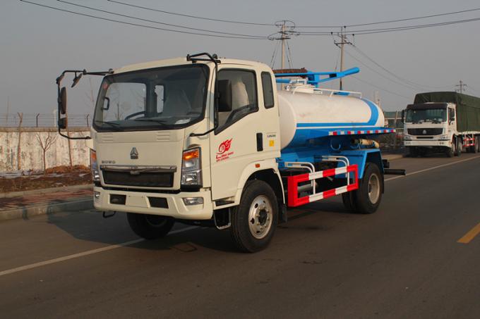 Rouleur 8000L de camion d'aspiration d'eaux d'égout de disposition de HOWO 6 pour la construction